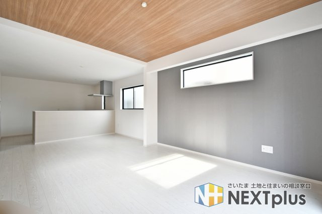 北足立郡伊奈町20期　2号棟の居間・リビング|LDK19.0帖：カウンターキッチンの前にはダイニングテーブルを置き、奥にソファーやテレビを置く事で、ダイニング空間とリビング空間を分ける事ができメリハリがつきます！