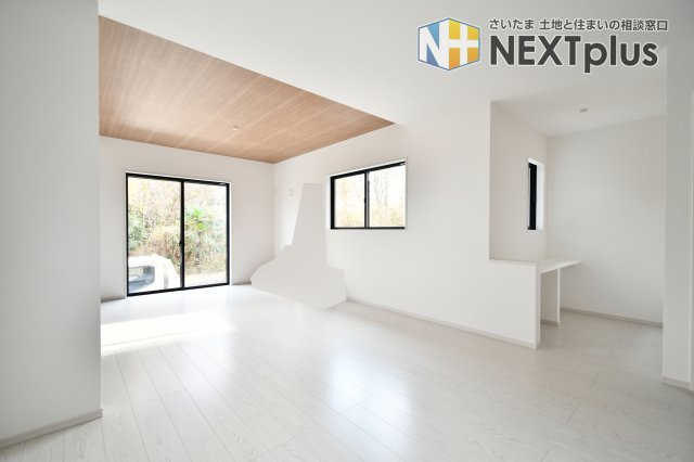 北足立郡伊奈町20期　2号棟の居間・リビング|LDK19.0帖：空間が広く見える折上天井を採用しています。圧迫感を感じにくく、お部屋も広く見えるのが特徴。窓が多く、クロスや床材も優しい色を採用している為、より広く感じられます。