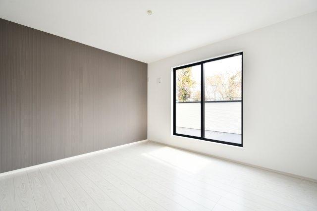 北足立郡伊奈町20期　2号棟の洋室|洋室①9.5帖：東と南の二面採光ですので、通風良好です！バルコニーに出る事もできます！キングベッドやサイドテーブルも置く事ができる広さですので、主寝室におすすめです！