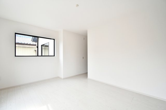 北足立郡伊奈町20期　2号棟の洋室|洋室①9.5帖：ウォークインクローゼットがあります。奥行きもありますので洋服タンスやハンガーラックごと収納することが出来、生活感を隠すことが出来ます。収納内に照明もあり便利です◎