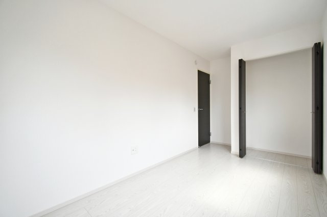 北足立郡伊奈町20期　2号棟の洋室|洋室②5.7帖：北と西の二面採光の洋室です。クローゼットも備わっております。ベッドとデスク、本棚を置いても余裕のありますので、お子様の一人部屋にもおすすめ！二面採光で通風採光共に良好です。