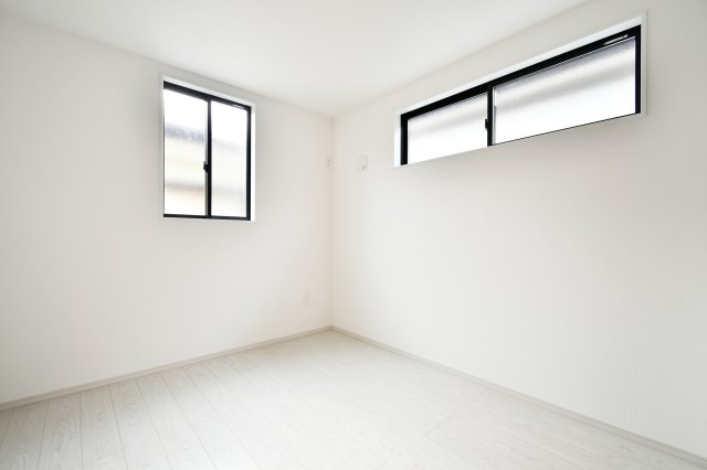 北足立郡伊奈町20期　2号棟の洋室|洋室③5.2帖：ベッドとデスクを置いてちょうどよいサイズ感の洋室。西側の窓は横に細長く設計されているため、熱がこもりにくく湿気やダニ対策にもつながり寝室の環境を保つことが出来ます。