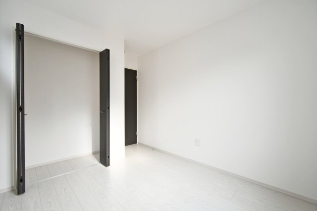 北足立郡伊奈町20期　2号棟の洋室|洋室③5.2帖：白基調な洋室ですのでより空間を広く感じさせます。梁などデッドスペースになるものが室内にないため、家具のレイアウトもしやすいお部屋になっております！