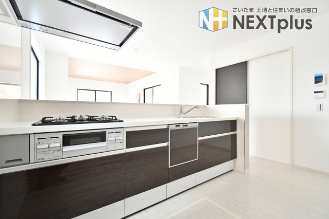 北足立郡伊奈町20期　2号棟のキッチン|食洗器付きのシステムキッチン。面倒な洗い物、苦手な洗い物、時間がない時の洗い物etc.　食洗器に頼ることで、自分時間や家族との時間を過ごすことができる嬉しい設備です。