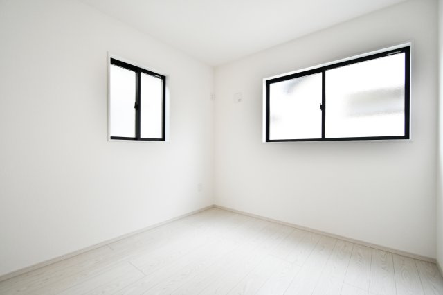 北足立郡伊奈町20期　2号棟の洋室|洋室④5.6帖：西側の窓は横に細長く設計されているため、熱がこもりにくく湿気やダニ対策にもつながり寝室の環境を保つことが出来ます。ベッドとデスクを置いてちょうどよいサイズ感の洋室です。