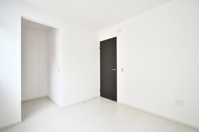 北足立郡伊奈町20期　2号棟の洋室|洋室④5.6帖：白基調な洋室ですのでより空間を広く感じさせます。梁などデッドスペースになるものが室内にないため、家具のレイアウトもしやすいお部屋になっております！