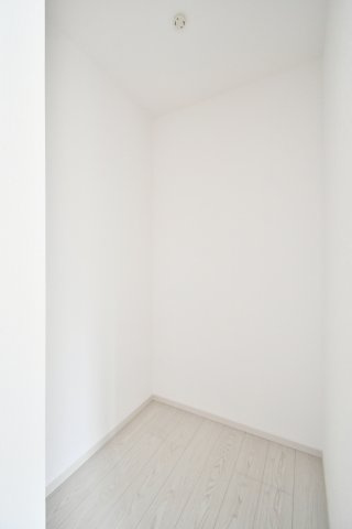 北足立郡伊奈町20期　2号棟の収納|ウォークインクローゼットが洋室①9.5帖と洋室④5.6帖にあります。奥行きもありますので洋服タンスやハンガーラックごと収納することが出来、生活感を隠すことが出来ます。収納内に照明もあり便利です◎