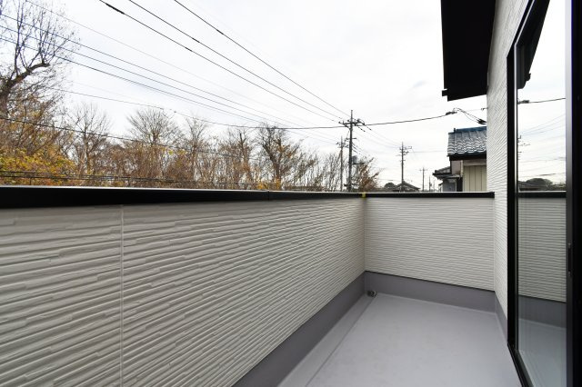 北足立郡伊奈町20期　2号棟のバルコニー|難しいイメージの住宅ローンは経験スタッフが丁寧にお手伝いしますのでご安心下さい。「家を買って終わり」ではなく、「買ってからがスタート」と考え、一人ひとりにあった資金計画やプランをご提案致します！