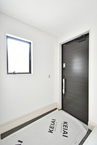 北足立郡伊奈町20期　2号棟の玄関|白を基調とした玄関。明るく広く見せる工夫が施されております！小窓もあり、玄関に明るい光が差し込みます。玄関は広めに設計されておりますので、お子様と並んで靴を一緒に履く事もできます！