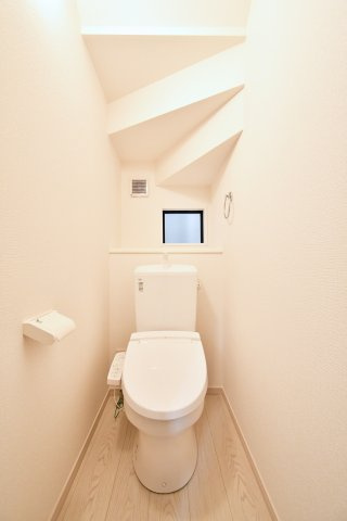 北足立郡伊奈町20期　2号棟のトイレ|トイレ（1F）：1・2階にある為、忙しい出発前でも取り合いにはなりません！小窓があるので、空気がこもりがちなトイレもしっかり換気ができます。老若男女問わずみんなに優しい手すり付きです。