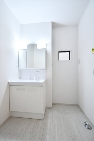 北足立郡伊奈町20期　2号棟の独立洗面台|三面鏡付き洗面台は朝の寝癖直しも楽々。鏡裏には歯ブラシセットやスキンケアも収納できて魅力的です！下の収納にもドライヤーや入浴グッツ、洗剤のストックなど…様々なものが収納できる便利な設備です！