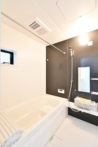 北足立郡伊奈町20期　2号棟の浴室|シックで上品さを感じるバスルームはまるでホテルのような仕上がり。日常から解放できる癒しの空間となります。アクセントクロスがおしゃれですね！新品ですのでご入居後から気持ちよく入浴頂けます。