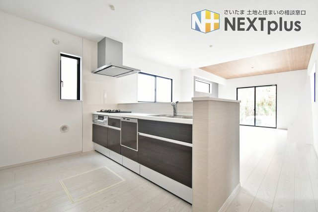 北足立郡伊奈町20期　2号棟のキッチン|キッチンにも小窓がついている為、手元を照らしてくれます！戸建ならではの嬉しいPOINT。収納が2段ありますので、細かく分類して収納できます！調理スペースも広くお料理が捗りそうですね◎