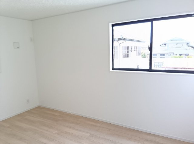 小山市東間々田3丁目　第8　1号棟の洋室|2階北側6.7帖の洋室は、落ち着いた雰囲気で寝室にもぴったり！窓から心地よい光が入り、ゆったり過ごせます。