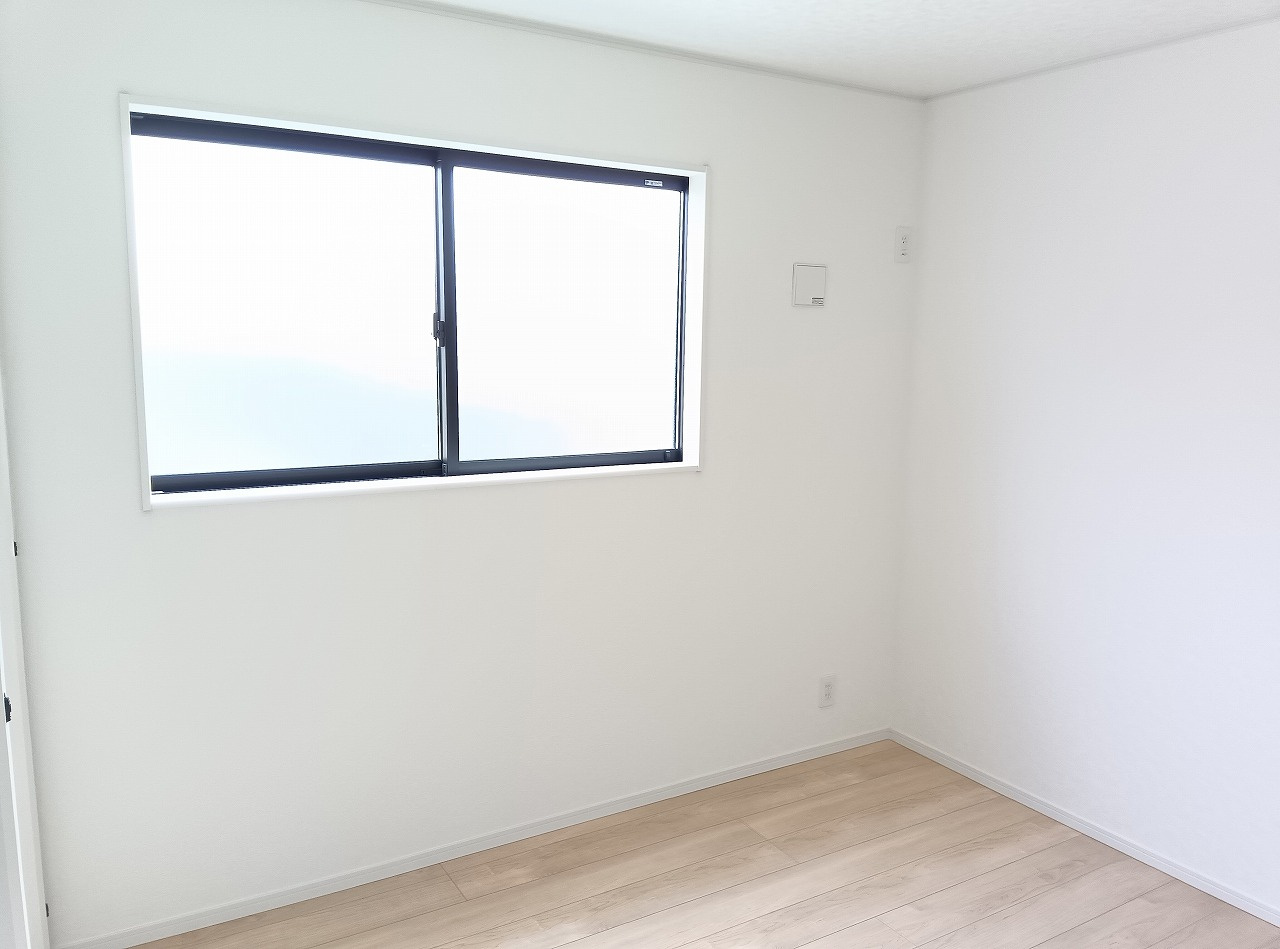 小山市東間々田3丁目　第8　1号棟の子供部屋|2階東側5.2帖の洋室は子ども部屋や書斎にちょうどいい広さ！シンプルで使いやすい空間です。