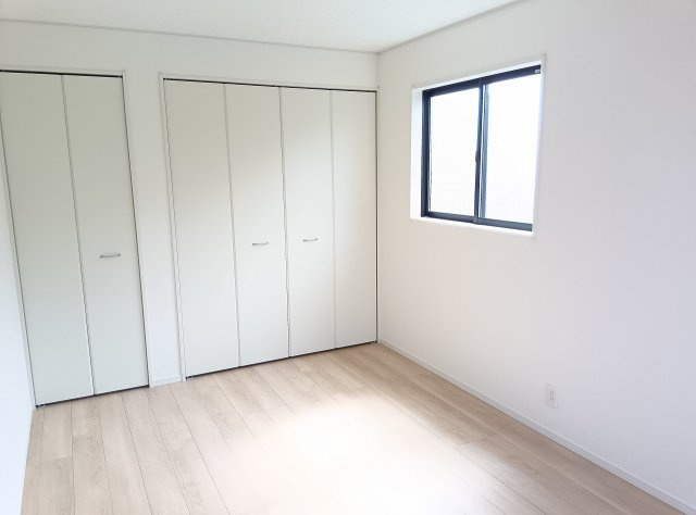 小山市東間々田3丁目　第8　1号棟の寝室|2階南側8帖の洋室はバルコニー付きで開放感たっぷり！大容量クローゼットもあり、主寝室として快適に使えます。