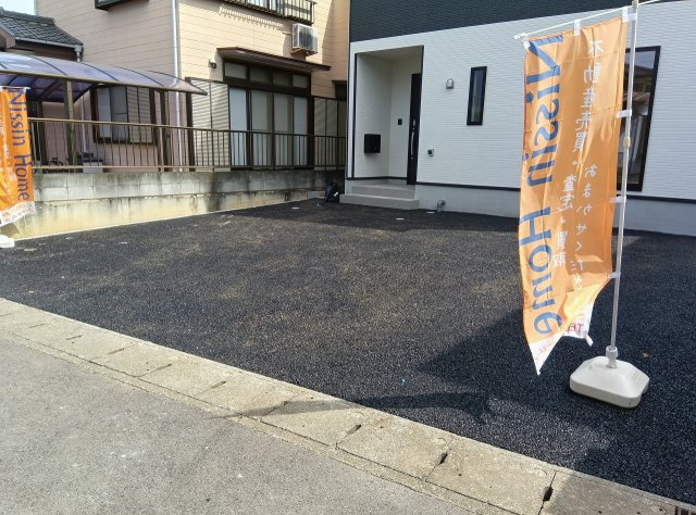 小山市東間々田3丁目　第8　1号棟の駐車場|敷地内には広々とした駐車スペースを確保！並列駐車も可能で、来客時やご家族の複数台所有にも安心です。