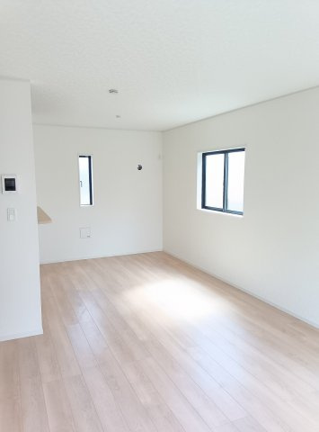 小山市東間々田3丁目　第8　1号棟の居間・リビング|18.7帖のLDKは大きな窓から光が入る明るい空間！家具の配置もしやすく、家族が自然と集まる場所になりそうです。