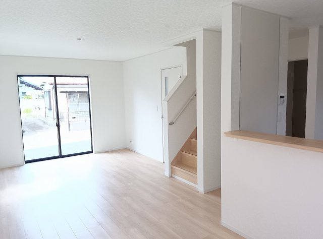 小山市東間々田3丁目　第8　1号棟の居間・リビング|リビングから階段やキッチンへの動線がスムーズ！家族の様子を見守りながら安心して過ごせる間取りです。