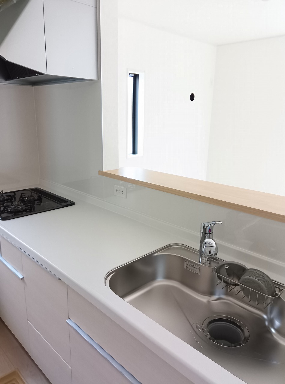 小山市東間々田3丁目　第8　1号棟のキッチン|対面式キッチンは家族との会話も楽しみながらお料理できる設計！収納もたっぷりで使いやすさも魅力です。