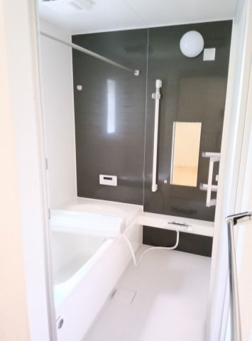 小山市東間々田3丁目　第8　1号棟の浴室|ダークカラーのアクセントパネルがおしゃれ！ゆったり浸かれる浴槽で、一日の疲れを癒せる快適なバスルームです。