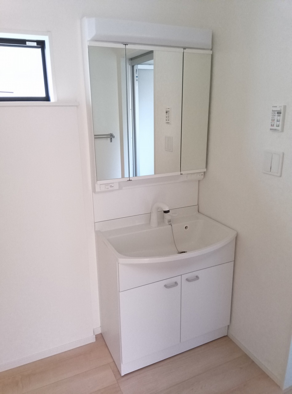 小山市東間々田3丁目　第8　1号棟の独立洗面台|三面鏡付きの洗面台で朝の準備もスムーズ！収納も充実しており、散らかりにくい清潔感のある空間です。