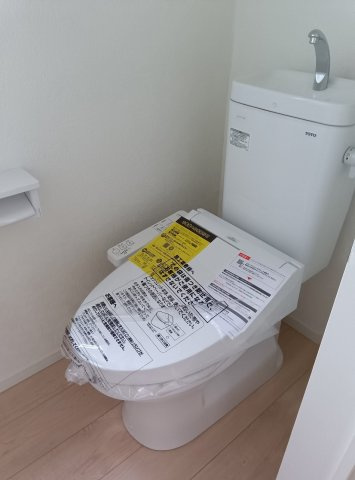 小山市東間々田3丁目　第8　1号棟のトイレ|温水洗浄機能付きのトイレは快適性バッチリ！小窓があるので換気もでき、清潔な空間を保てます。
