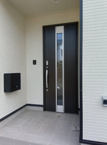 小山市東間々田3丁目　第8　1号棟の玄関|スタイリッシュなデザインの玄関ドアが印象的！広めのポーチ付きで、雨の日も濡れずに出入りできます。