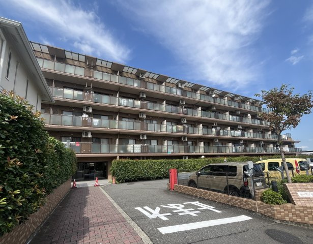 ガーデンハイツ藤が丘の外観|鉄筋コンクリート造5階建　1998年築　外観タイル貼りのマンションです。