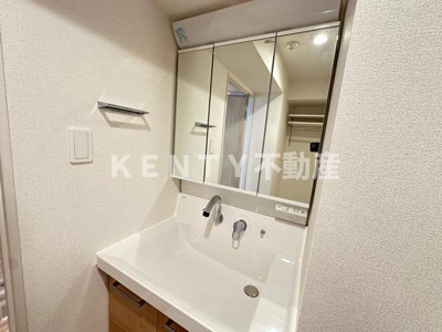 【洗面所】 | ディアレイシャス平和島 | 明るい洗面所です