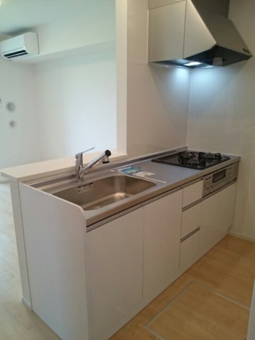 ソラーレ吉井Ⅱのキッチン|3口コンロ・グリル付のシステムキッチンです♪