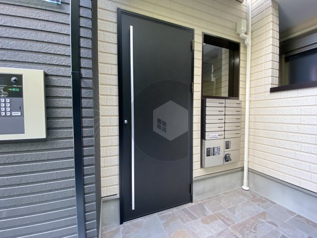 メゾンルシーヌ源氏ケ丘のエントランス