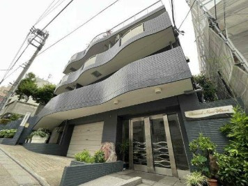 【外観】 | ブランニューウェイブ | 鉄筋コンクリート造のがっちりとした建物。