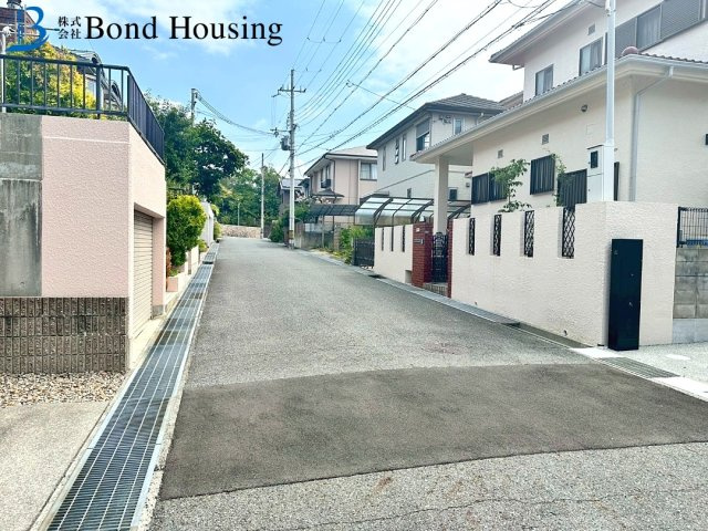 駐車並列2台　太陽光付き　西区学園東町７丁目 １号棟　新築戸建の前面道路含む現地写真