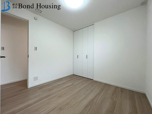 駐車並列2台　耐震等級3　西区学園東町７丁目 2号棟　新築戸建の洋室