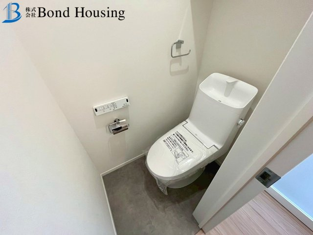 駐車並列2台　耐震等級3　西区学園東町７丁目 2号棟　新築戸建のトイレ