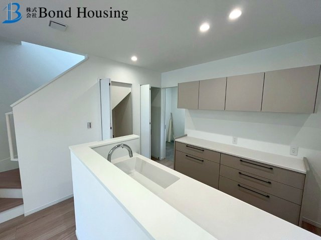 駐車並列2台　耐震等級3　西区学園東町７丁目 2号棟　新築戸建のキッチン