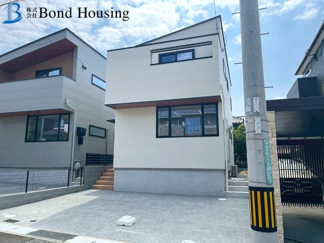 駐車並列2台　耐震等級3　西区学園東町７丁目 2号棟　新築戸建の外観