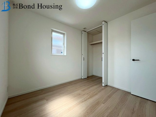 駐車並列2台　耐震等級3　西区学園東町７丁目 2号棟　新築戸建の洋室