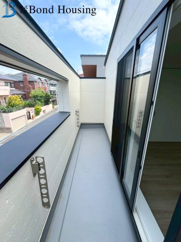 駐車並列2台　耐震等級3　西区学園東町７丁目 2号棟　新築戸建のバルコニー