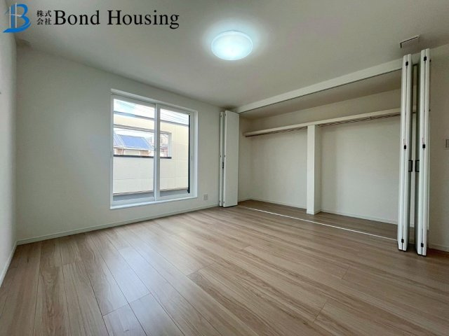 駐車並列2台　耐震等級3　西区学園東町７丁目 2号棟　新築戸建の洋室