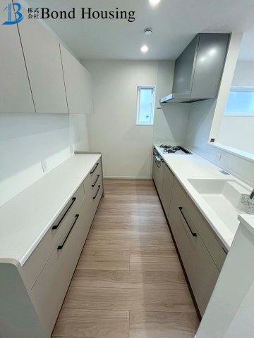 駐車並列2台　耐震等級3　西区学園東町７丁目 2号棟　新築戸建のキッチン