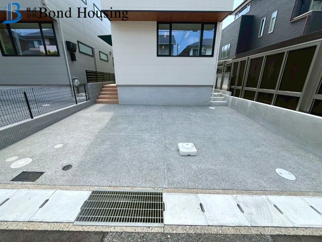 駐車並列2台　耐震等級3　西区学園東町７丁目 2号棟　新築戸建の駐車場