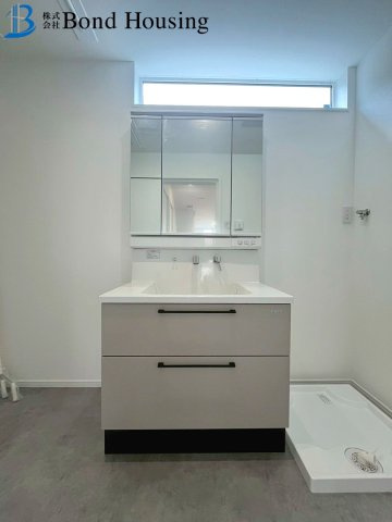 駐車並列2台　耐震等級3　西区学園東町７丁目 2号棟　新築戸建の独立洗面台