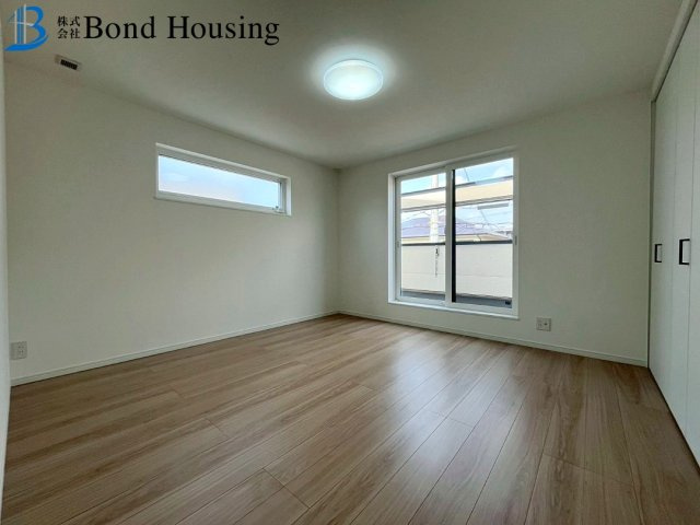 駐車並列2台　耐震等級3　西区学園東町７丁目 2号棟　新築戸建の洋室