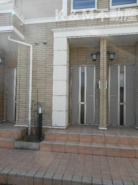 ロックガーデン森Ｂのエントランス|ゆとりのあるエントランスです