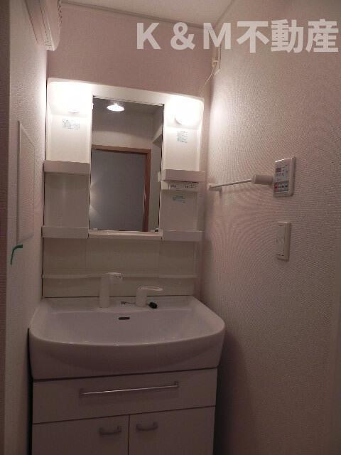 ロックガーデン森Ｂの洗面所|明るい洗面所です