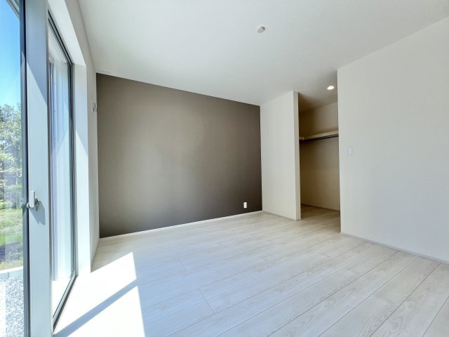 中央区白鳥町　全3棟　1号棟の洋室|リビング横の約7.75帖のお部屋はとても明るく大きなウォークインクローゼットを備えております♫