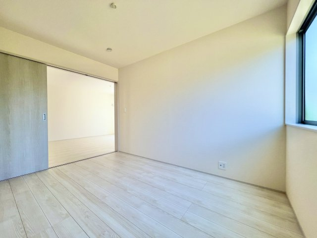 中央区白鳥町　全3棟　1号棟の洋室|同じくキッチン横の約6帖のお部屋は出入口が大きく明るい日差しも入ります。