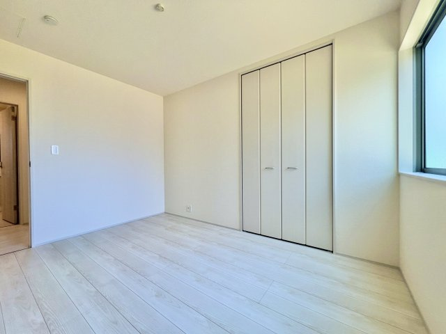 中央区白鳥町　全3棟　1号棟の洋室|こちらのお部屋も約6帖の洋室でナチュラルな色味の壁や床ですのでお子様のお部屋にいかがでしょうか♪